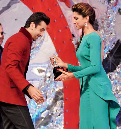 Ranbir touches Deepika's feet